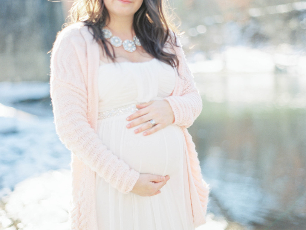 Winter Maternity Photos | The Day's Design | Ashley Slater Photography